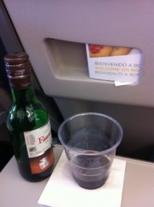 Glas wijn in het vliegtuig