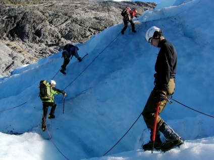 Wandelen op gletsjer in Spitsbergen