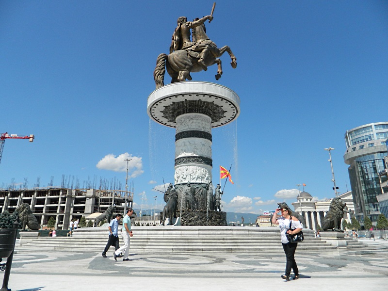 Standbeeld op Plostad-plein in Skopje