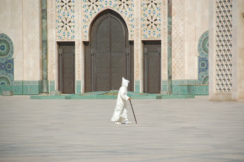 Moslim bij Hassan II-moskee in Casablanca