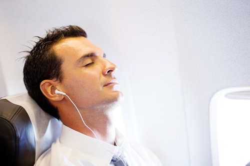 Muziek luisteren in het vliegtuig