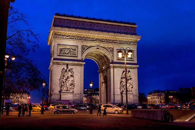 Arc de Triomphe in Parijs bij nacht