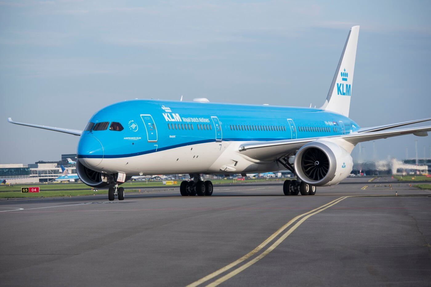 KLM blijft naar Sint Maarten vliegen. KLM blijft naar Sint Maarten vliegen.