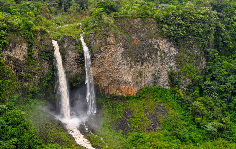 Manto de la Novia waterval in Baños