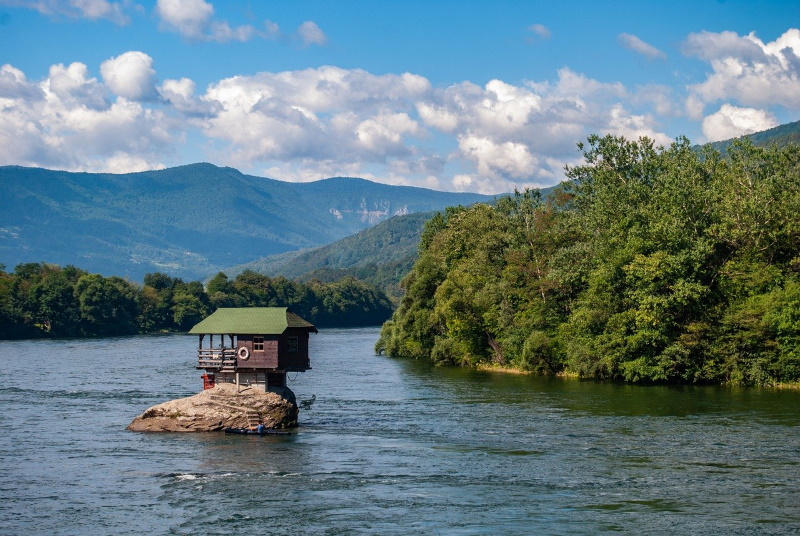 Huis op de Drina-rivier in Servië